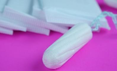 来月经时,为何外国女性喜欢用“卫生棉条”,在中国却不受欢迎?